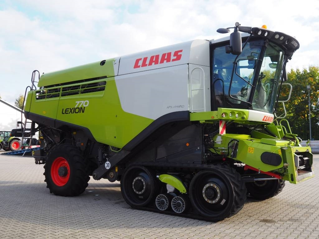 Claas Lexion 770TT 4x4 + V1200  - Combine harvester: picture 4 Claas Lexion 770TT 4x4 + V1200  - Combine harvester: picture 4