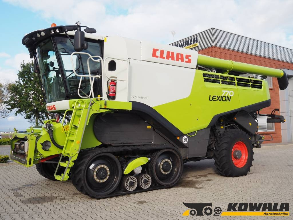 Claas Lexion 770TT 4x4 + V1200  - Combine harvester: picture 1 Claas Lexion 770TT 4x4 + V1200  - Combine harvester: picture 1
