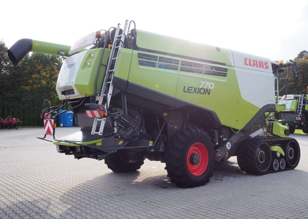 Claas Lexion 770TT 4x4 + V1200  - Combine harvester: picture 3 Claas Lexion 770TT 4x4 + V1200  - Combine harvester: picture 3