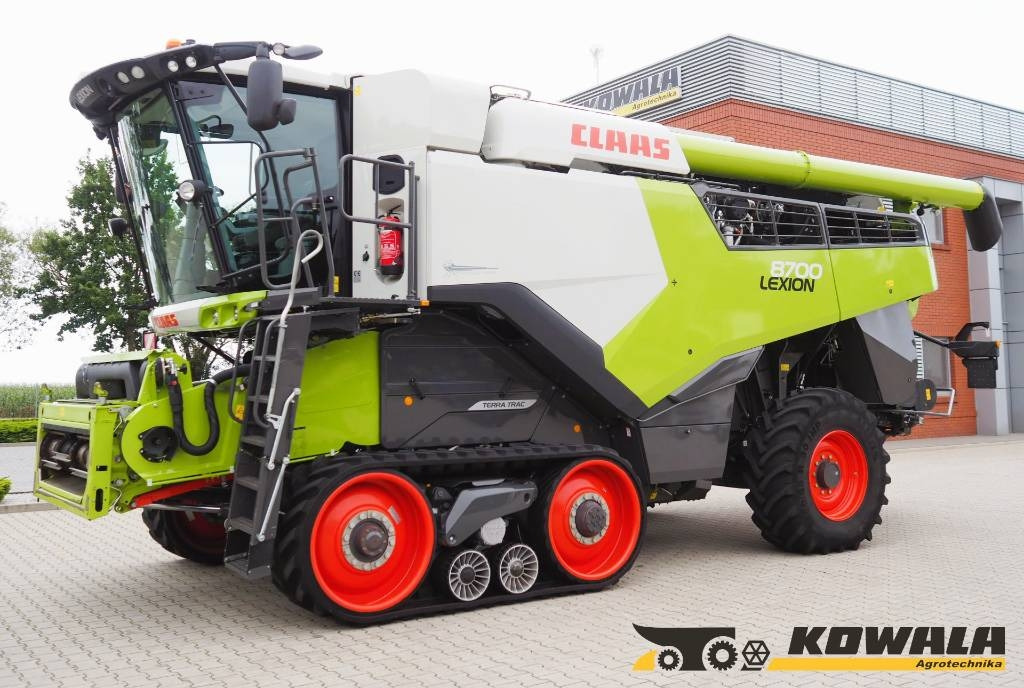 Combine harvester Claas Lexion 8700TT + V1080: picture 1