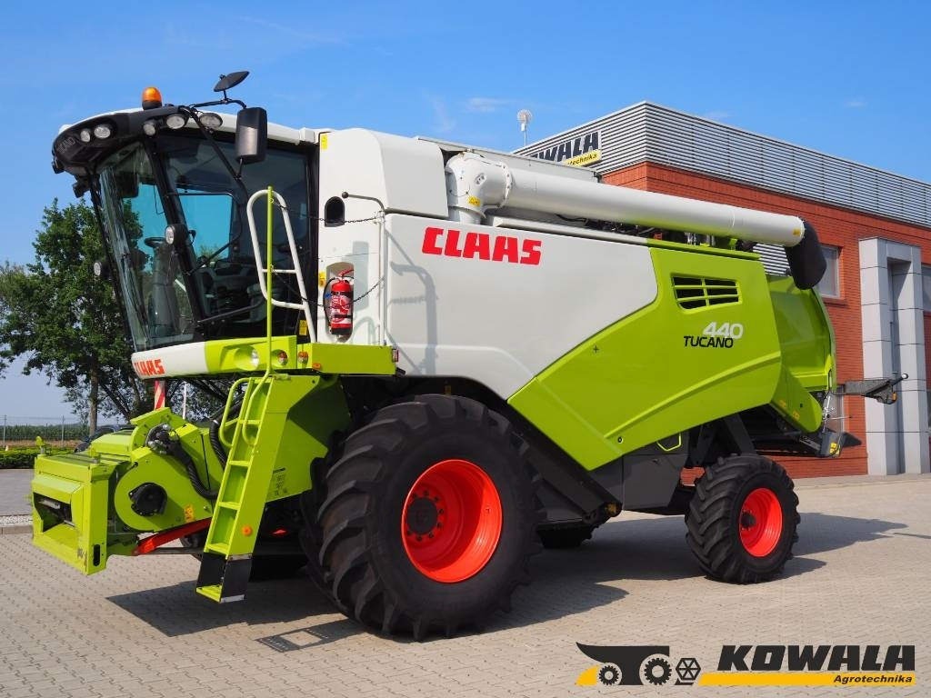 Claas Tucano 440 + V620 - Combine harvester: picture 1 Claas Tucano 440 + V620 - Combine harvester: picture 1