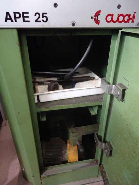 Affilatrice per punte elicoidali e maschi Cuoghi APE 25 - Metalworking machinery: picture 4 Affilatrice per punte elicoidali e maschi Cuoghi APE 25 - Metalworking machinery: picture 4