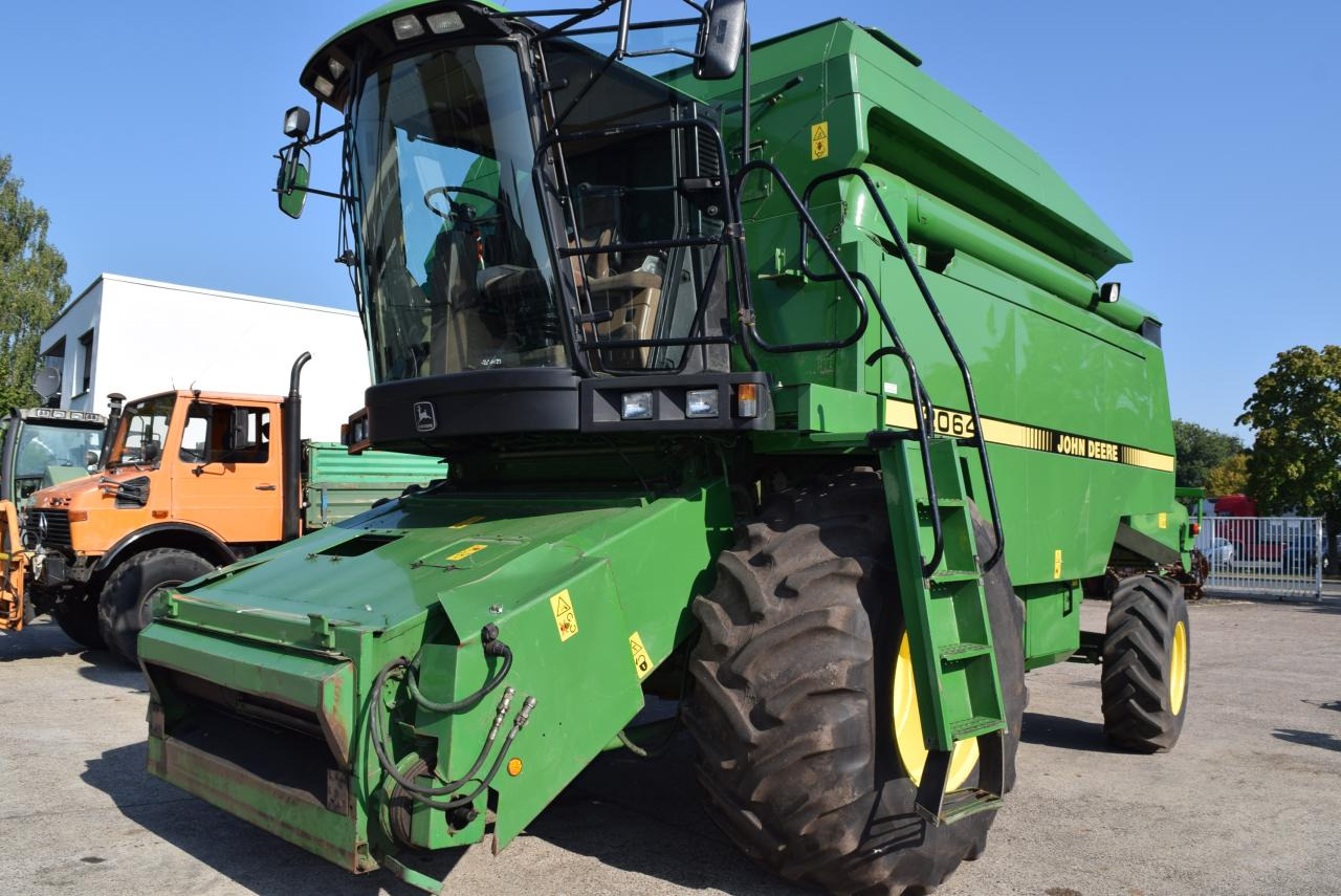 John Deere 2064 - Combine harvester: picture 1 John Deere 2064 - Combine harvester: picture 1