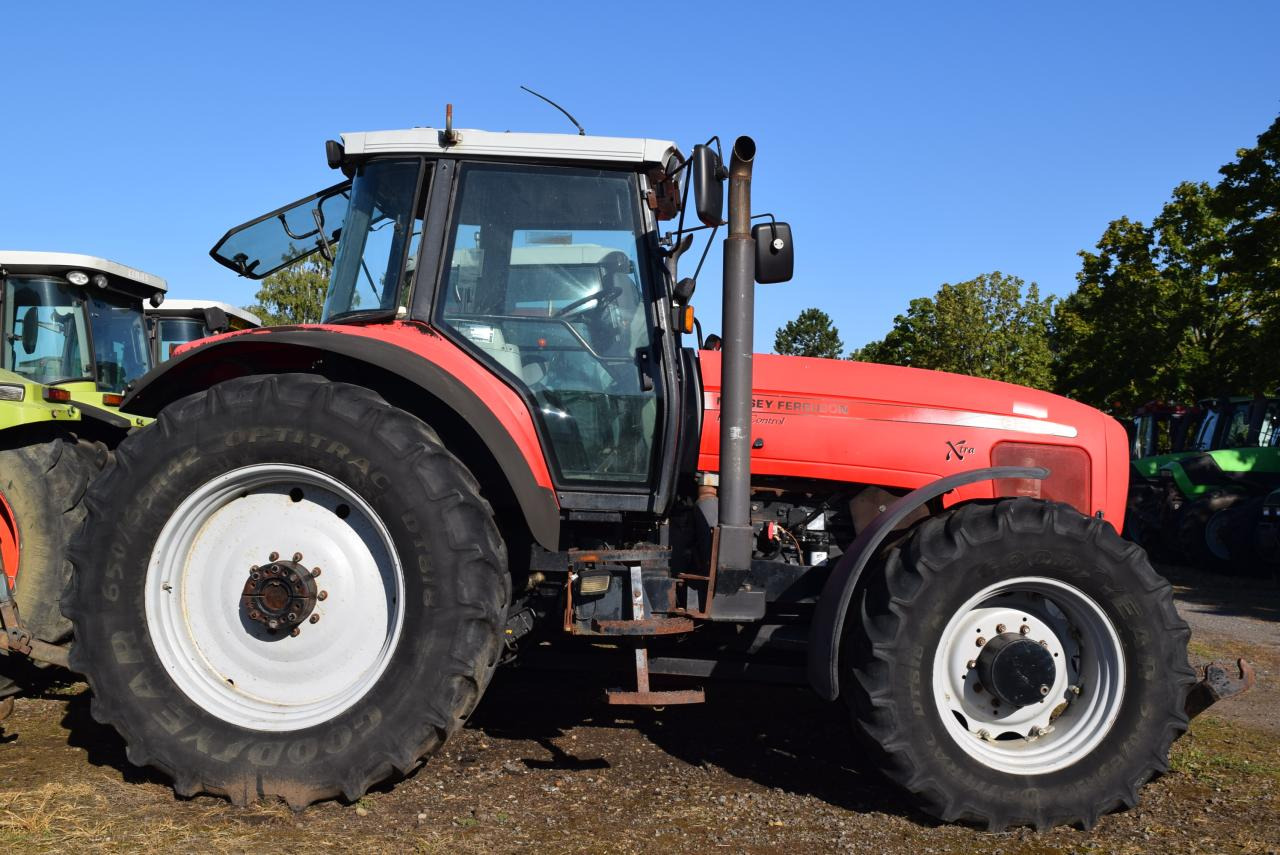 Massey Ferguson MF 8250 - Farm tractor: picture 3 Massey Ferguson MF 8250 - Farm tractor: picture 3