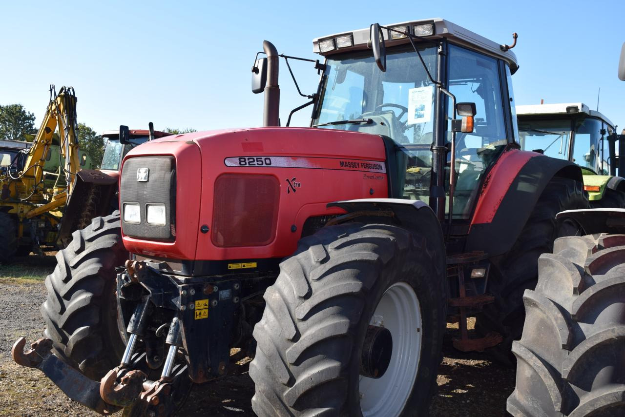 Massey Ferguson MF 8250 - Farm tractor: picture 2 Massey Ferguson MF 8250 - Farm tractor: picture 2