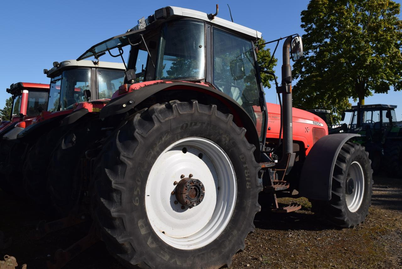 Massey Ferguson MF 8250 - Farm tractor: picture 4 Massey Ferguson MF 8250 - Farm tractor: picture 4