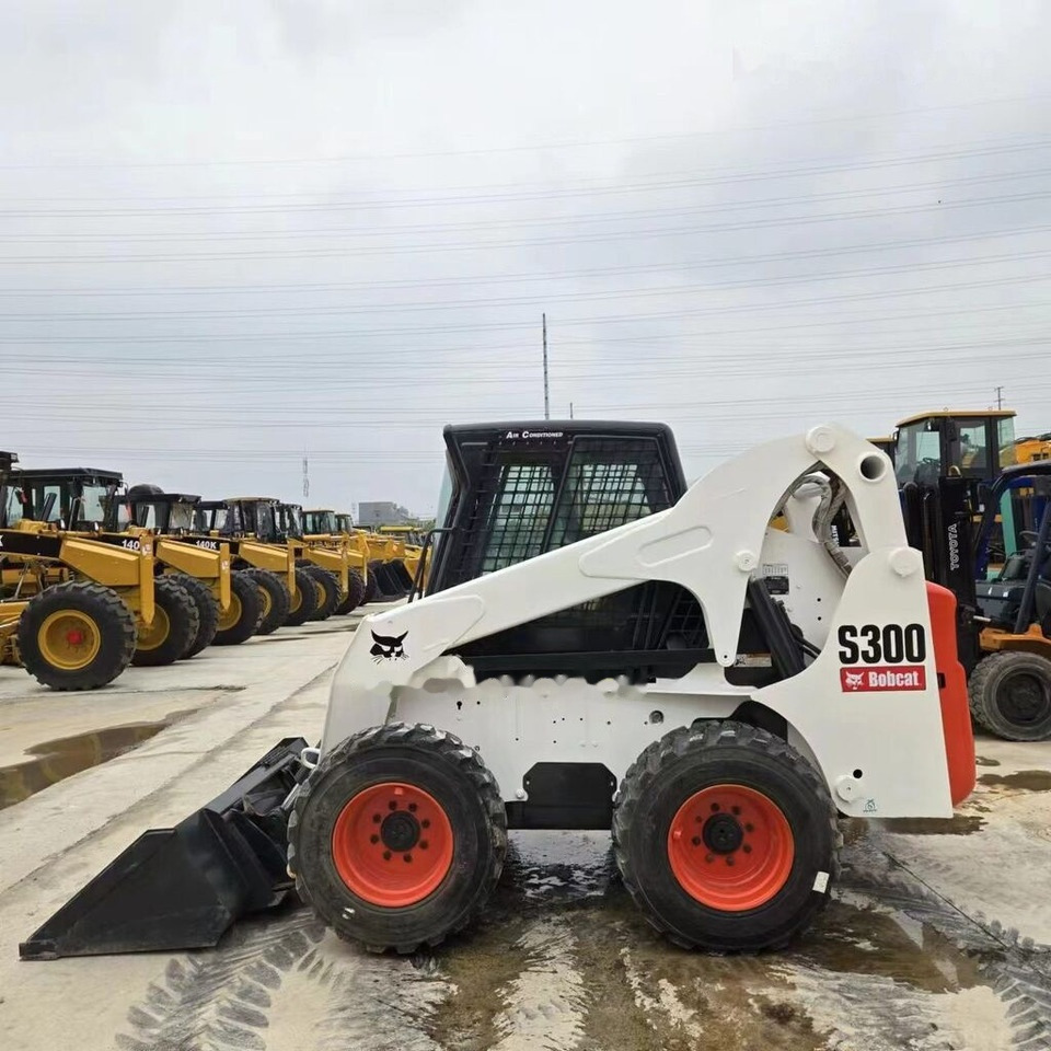 Bobcat S300 - Skid steer loader: picture 1 Bobcat S300 - Skid steer loader: picture 1