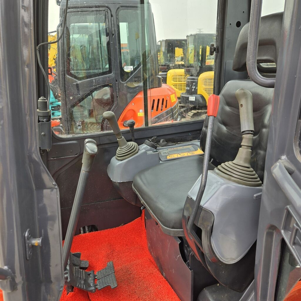 Mini excavator Kubota U35: picture 9