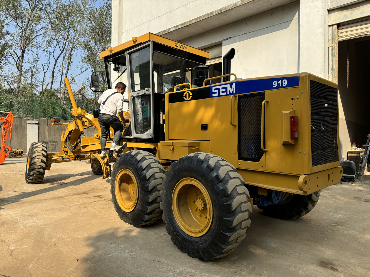 SEM 919 - Grader: picture 1 SEM 919 - Grader: picture 1