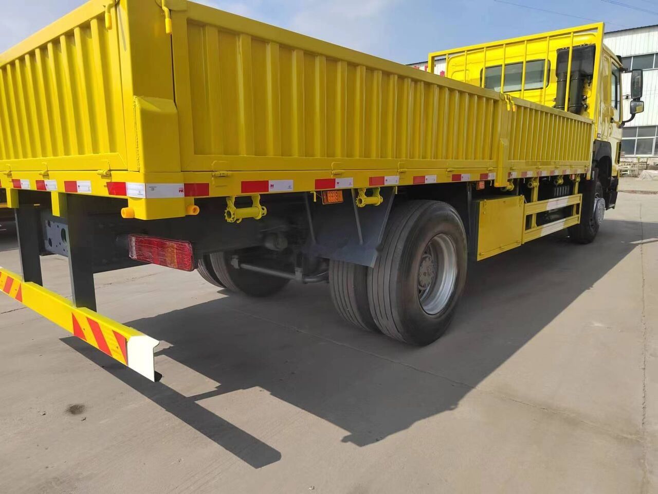 Sinotruk Howo - Dropside/ Flatbed truck: picture 5 Sinotruk Howo - Dropside/ Flatbed truck: picture 5
