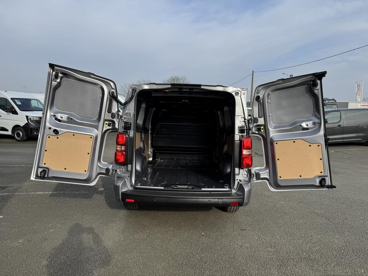 CITROEN Jumpy XL 2.0 BlueHDi - 180 S&S - BV EAT8  III FOURGON . PHASE 2 - Panel van: picture 3 CITROEN Jumpy XL 2.0 BlueHDi - 180 S&S - BV EAT8  III FOURGON . PHASE 2 - Panel van: picture 3