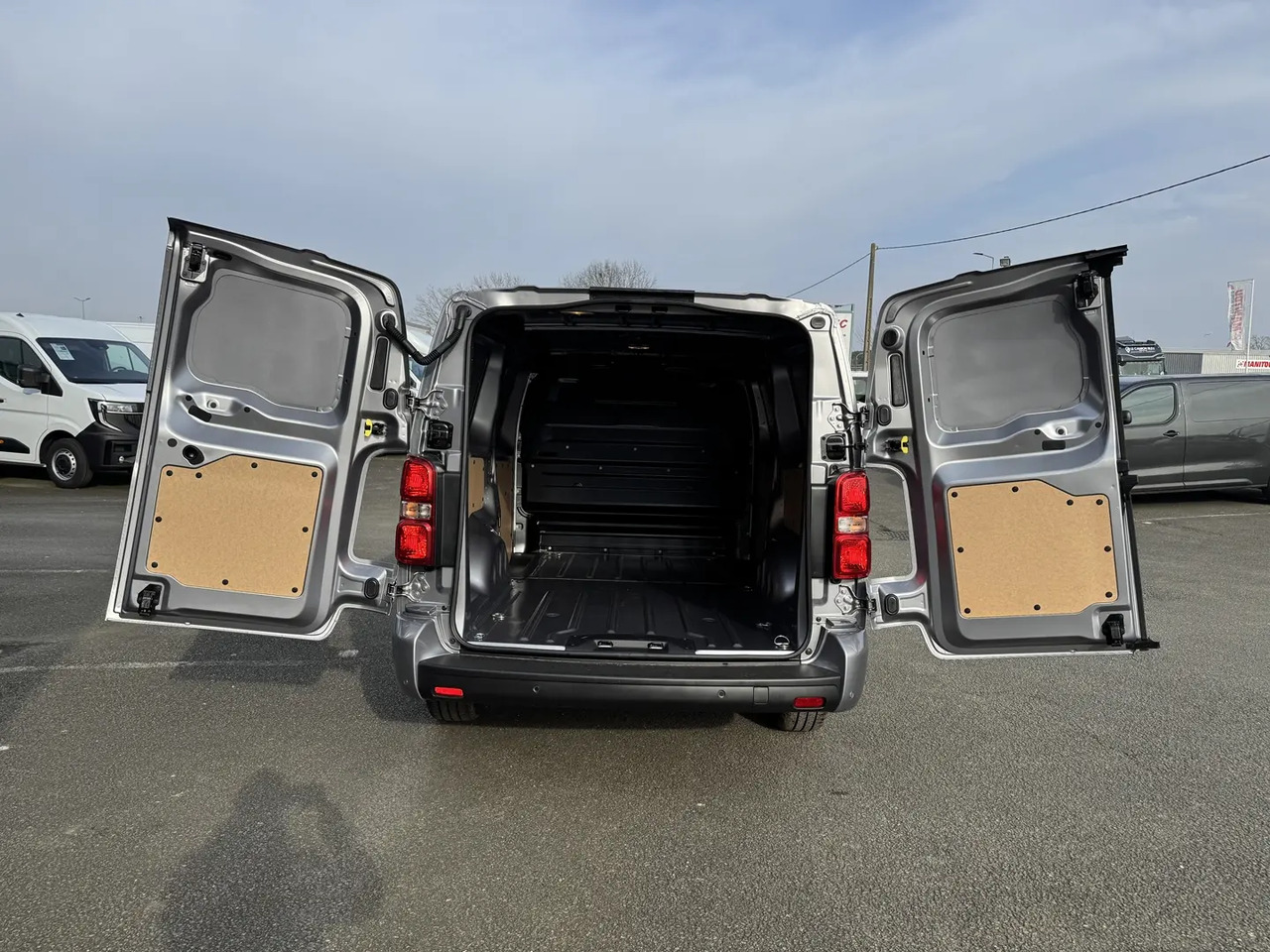Citroen Jumpy XL 2.0 BLUEHDI 180CH S&S PACK PREMIUM CONNECT EAT8 - Panel van: picture 2 Citroen Jumpy XL 2.0 BLUEHDI 180CH S&S PACK PREMIUM CONNECT EAT8 - Panel van: picture 2