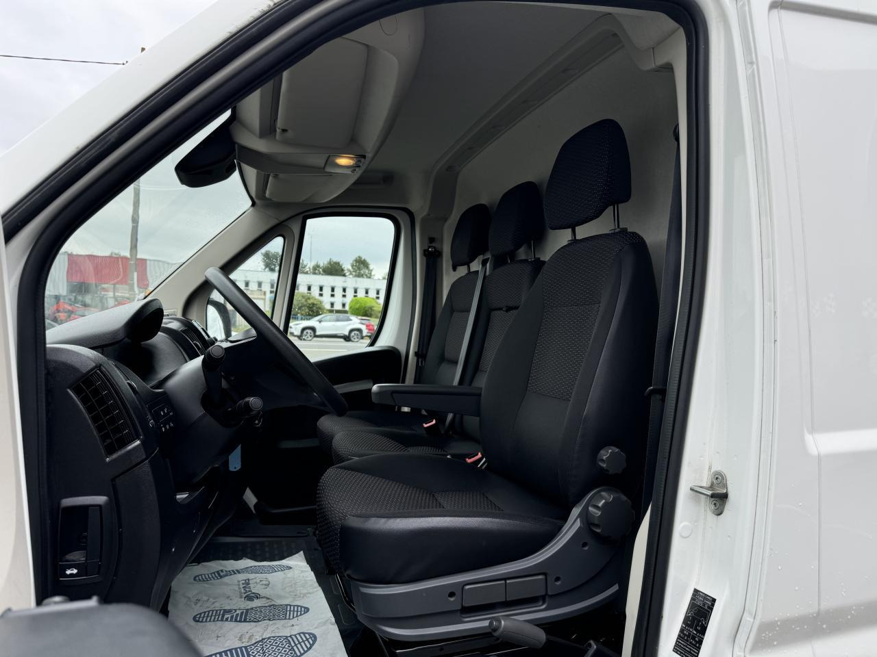 Peugeot Boxer 333 L1H1 2.2 BLUEHDI S&S 140CH ASPHALT - Panel van: picture 4 Peugeot Boxer 333 L1H1 2.2 BLUEHDI S&S 140CH ASPHALT - Panel van: picture 4