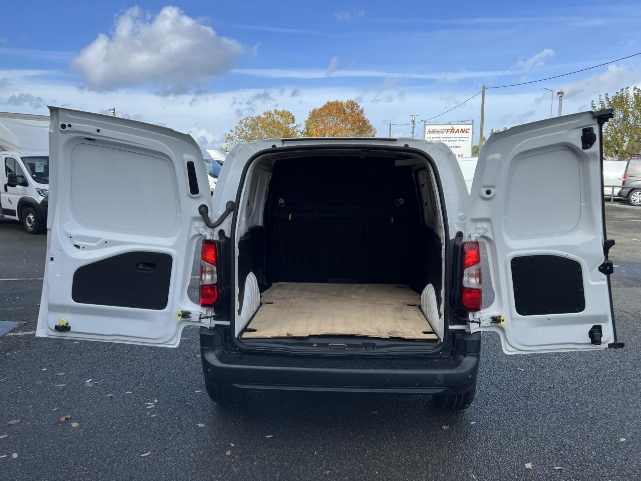 Peugeot Partner STANDARD 650KG BLUEHDI 130CH S&S ASPHALT EAT8 - Small van: picture 3 Peugeot Partner STANDARD 650KG BLUEHDI 130CH S&S ASPHALT EAT8 - Small van: picture 3