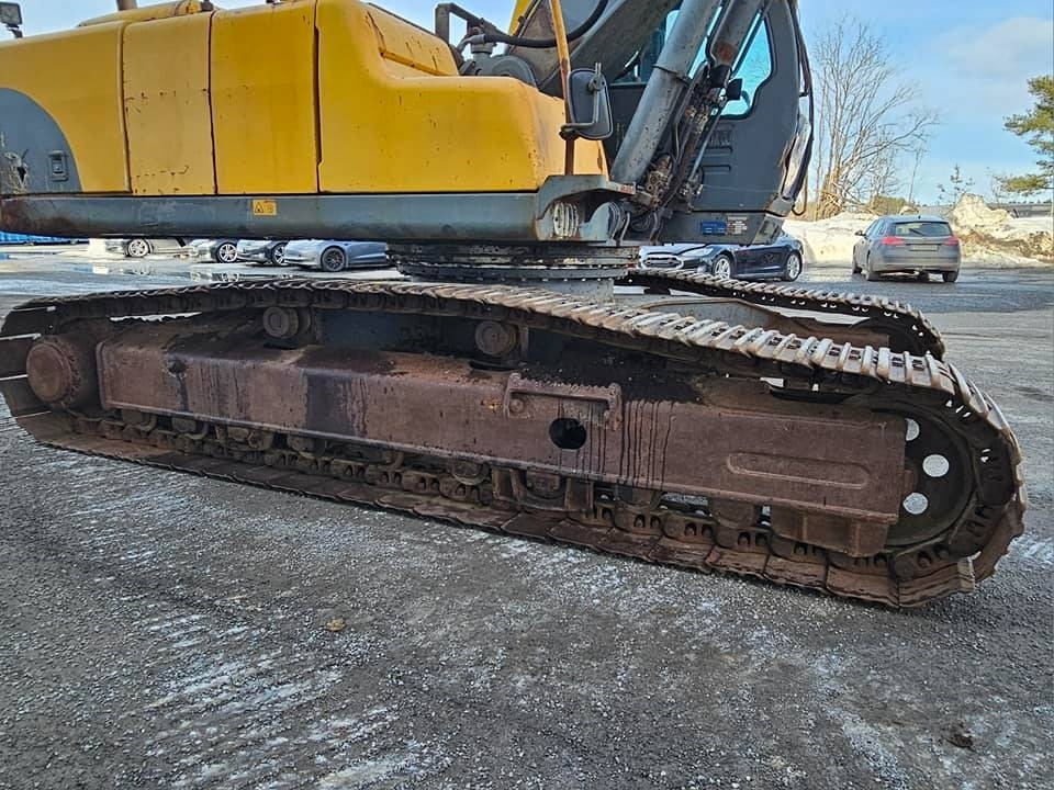 Crawler excavator Volvo EC 240 LC: picture 23