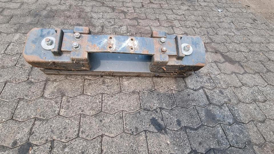 Heckgewicht Iseki SF Rasentraktor Großflächenmäher Kubota Hako - Counterweight for Municipal/ Special vehicle: picture 2 Heckgewicht Iseki SF Rasentraktor Großflächenmäher Kubota Hako - Counterweight for Municipal/ Special vehicle: picture 2