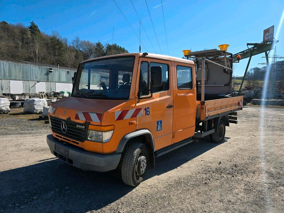 Mercedes-Benz Vario 614D Pritsche Doka 2002 Nissen VLT Verkehrsleittafel Absperrtafel LKW Vorwarntafel - Dropside/ Flatbed truck: picture 1 Mercedes-Benz Vario 614D Pritsche Doka 2002 Nissen VLT Verkehrsleittafel Absperrtafel LKW Vorwarntafel - Dropside/ Flatbed truck: picture 1