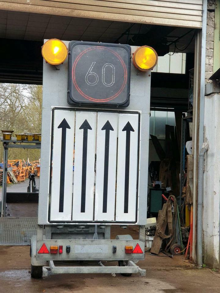 LED Verkehrsleittafel Verkehrssicherungsanhänger Nissen Horizont - Trailer: picture 1 LED Verkehrsleittafel Verkehrssicherungsanhänger Nissen Horizont - Trailer: picture 1