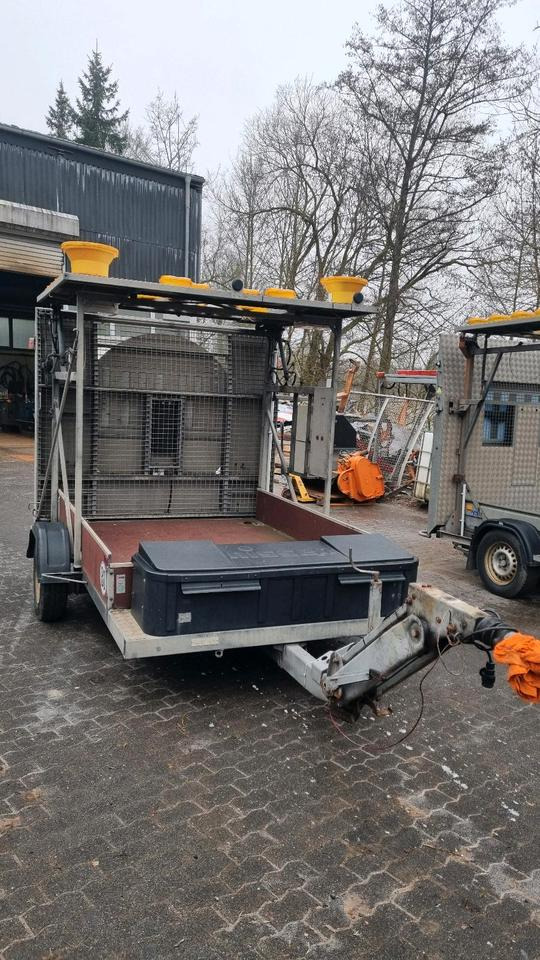 Nissen A31 LED Absperrtafel mit GPS Dora Funkwarnmeldeanlage FAT Verkehrsleittafel Verkehrsleitanhänger Verkehrssicherungsanhänger Leitanhänger Leittafel - Trailer: picture 3 Nissen A31 LED Absperrtafel mit GPS Dora Funkwarnmeldeanlage FAT Verkehrsleittafel Verkehrsleitanhänger Verkehrssicherungsanhänger Leitanhänger Leittafel - Trailer: picture 3