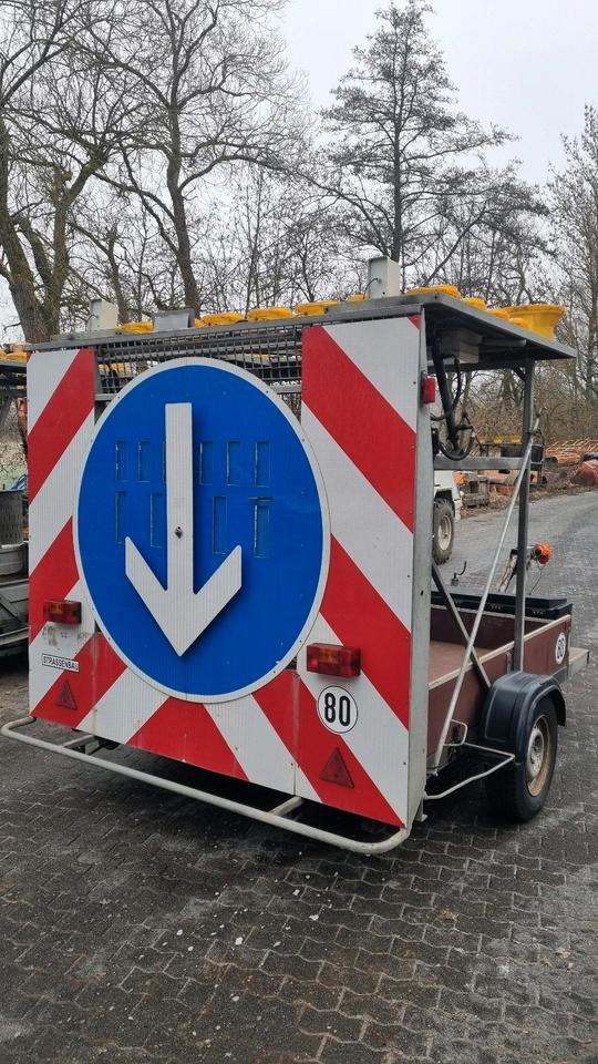 Nissen A31 LED Absperrtafel mit GPS Dora Funkwarnmeldeanlage FAT Verkehrsleittafel Verkehrsleitanhänger Verkehrssicherungsanhänger Leitanhänger Leittafel - Trailer: picture 2 Nissen A31 LED Absperrtafel mit GPS Dora Funkwarnmeldeanlage FAT Verkehrsleittafel Verkehrsleitanhänger Verkehrssicherungsanhänger Leitanhänger Leittafel - Trailer: picture 2