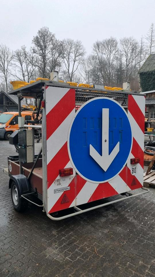 Nissen A31 LED Absperrtafel mit GPS Dora Funkwarnmeldeanlage FAT Verkehrsleittafel Verkehrsleitanhänger Verkehrssicherungsanhänger Leitanhänger Leittafel - Trailer: picture 1 Nissen A31 LED Absperrtafel mit GPS Dora Funkwarnmeldeanlage FAT Verkehrsleittafel Verkehrsleitanhänger Verkehrssicherungsanhänger Leitanhänger Leittafel - Trailer: picture 1