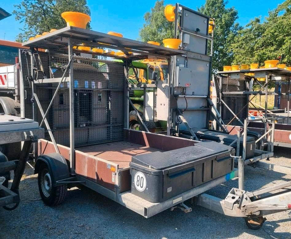 Nissen Absperrtafel VZ616 Verkehrssicherung Verkehrsleittafel Verkehrsleitanhänger Verkehrssicherungsanhänger AMD B3 Funkwarnmeldeanlage Trebbiner Mersch Autobahn - Trailer: picture 1 Nissen Absperrtafel VZ616 Verkehrssicherung Verkehrsleittafel Verkehrsleitanhänger Verkehrssicherungsanhänger AMD B3 Funkwarnmeldeanlage Trebbiner Mersch Autobahn - Trailer: picture 1