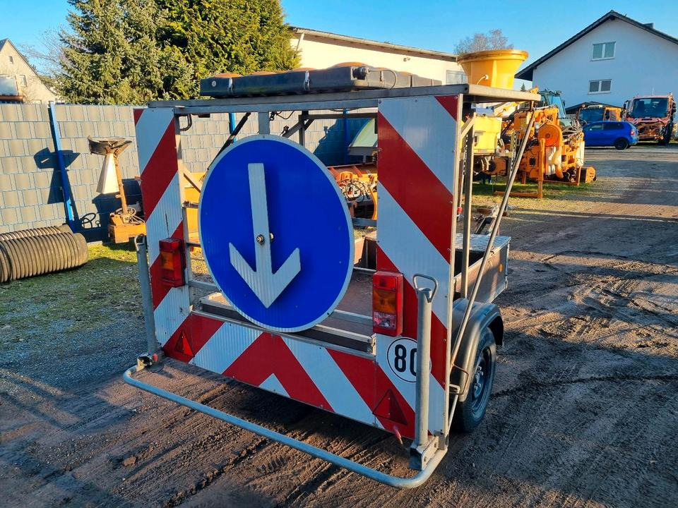 Nissen Absperrtafel nach RSA VZ 616 Verkehrsleittafel Verkehrsleitanhänger Verkehrssicherungsanhänger Absperrwand Sperrwand Horizont Trebbiner - Trailer: picture 3 Nissen Absperrtafel nach RSA VZ 616 Verkehrsleittafel Verkehrsleitanhänger Verkehrssicherungsanhänger Absperrwand Sperrwand Horizont Trebbiner - Trailer: picture 3