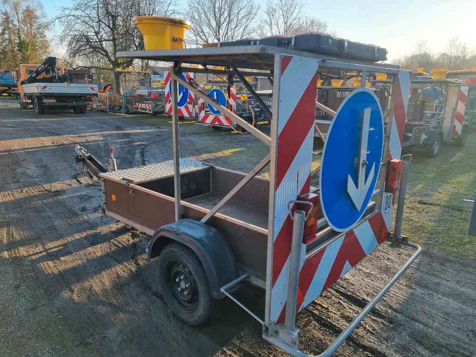 Nissen Absperrtafel nach RSA VZ 616 Verkehrsleittafel Verkehrsleitanhänger Verkehrssicherungsanhänger Absperrwand Sperrwand Horizont Trebbiner - Trailer: picture 4 Nissen Absperrtafel nach RSA VZ 616 Verkehrsleittafel Verkehrsleitanhänger Verkehrssicherungsanhänger Absperrwand Sperrwand Horizont Trebbiner - Trailer: picture 4