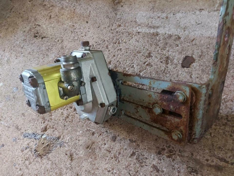 Zapfwellenhydraulikpumpe Hydraulikpumpe Schmidt Salzstreuer SST - Hydraulic pump for Municipal/ Special vehicle: picture 2 Zapfwellenhydraulikpumpe Hydraulikpumpe Schmidt Salzstreuer SST - Hydraulic pump for Municipal/ Special vehicle: picture 2