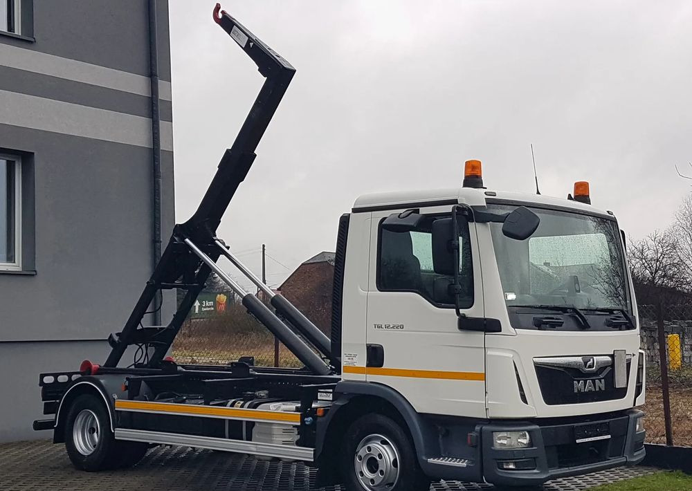 MAN TGL 12.220 HAKOWIEC 4x2 KLIMA DO KONTENERÓW MANUAL - Hook lift truck: picture 1 MAN TGL 12.220 HAKOWIEC 4x2 KLIMA DO KONTENERÓW MANUAL - Hook lift truck: picture 1