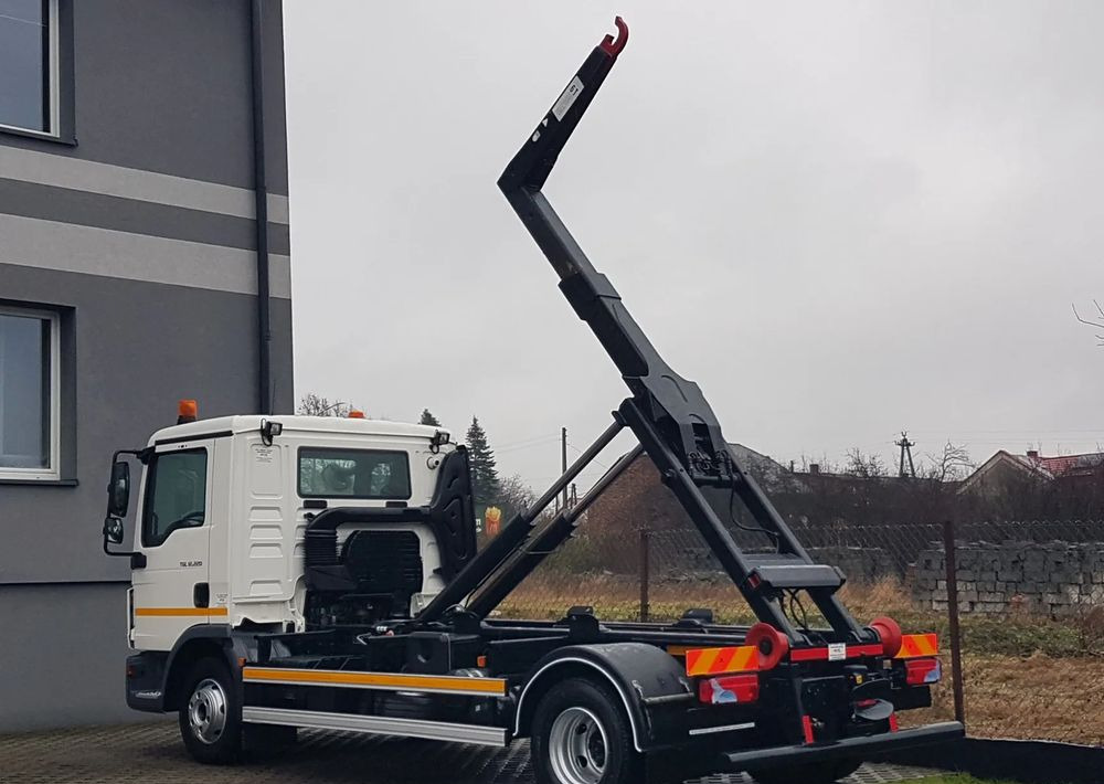 MAN TGL 12.220 HAKOWIEC 4x2 KLIMA DO KONTENERÓW MANUAL - Hook lift truck: picture 3 MAN TGL 12.220 HAKOWIEC 4x2 KLIMA DO KONTENERÓW MANUAL - Hook lift truck: picture 3