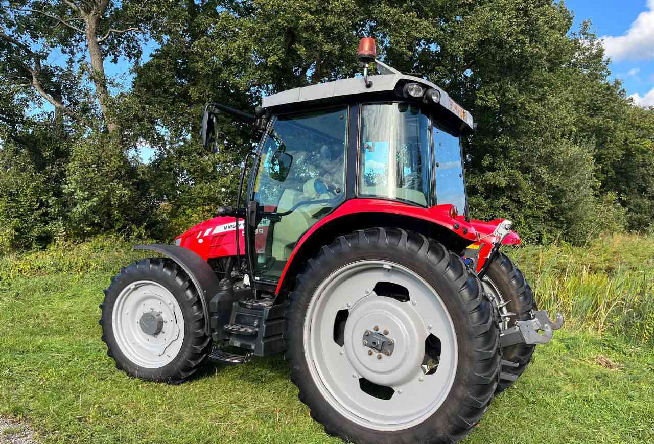 Massey Ferguson 5609 Dyna-4 Essential - Farm tractor: picture 3 Massey Ferguson 5609 Dyna-4 Essential - Farm tractor: picture 3
