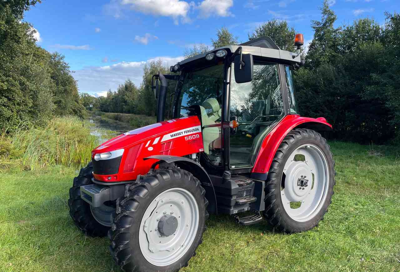 Massey Ferguson 5609 Dyna-4 Essential - Farm tractor: picture 1 Massey Ferguson 5609 Dyna-4 Essential - Farm tractor: picture 1