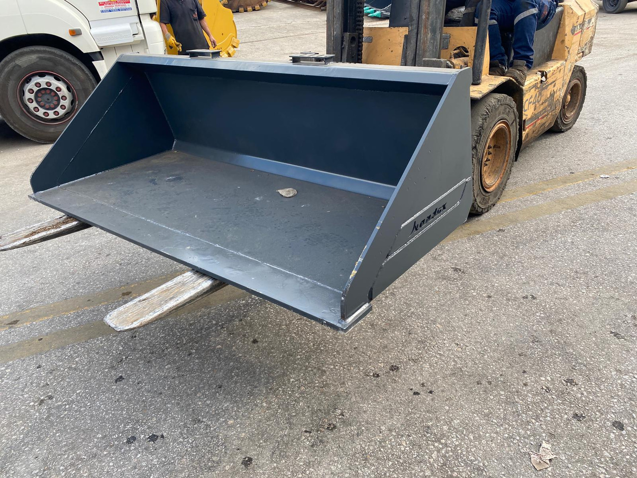 JCB 300 - Loader bucket for Construction machinery: picture 1 JCB 300 - Loader bucket for Construction machinery: picture 1