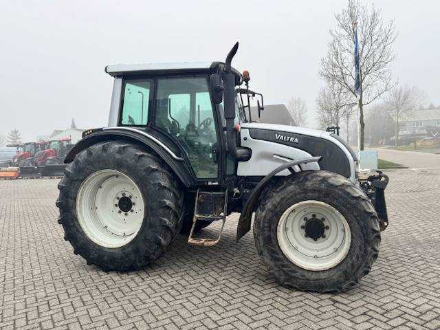 Valtra N141 hitech, Fronthef, Frontpto - Farm tractor: picture 4 Valtra N141 hitech, Fronthef, Frontpto - Farm tractor: picture 4