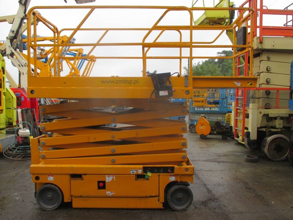 Haulotte Compact 12 - Scissor lift: picture 5 Haulotte Compact 12 - Scissor lift: picture 5