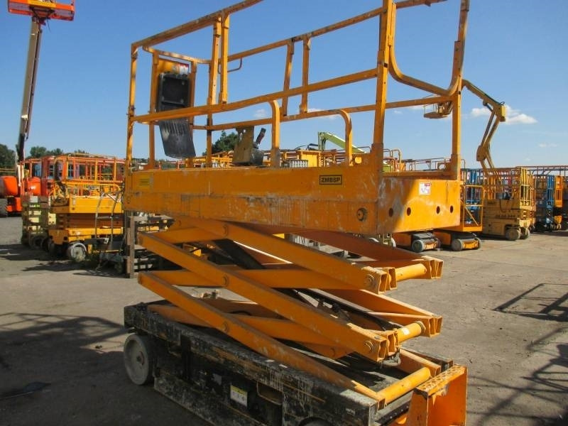 Haulotte Compact 8 - Scissor lift: picture 4 Haulotte Compact 8 - Scissor lift: picture 4
