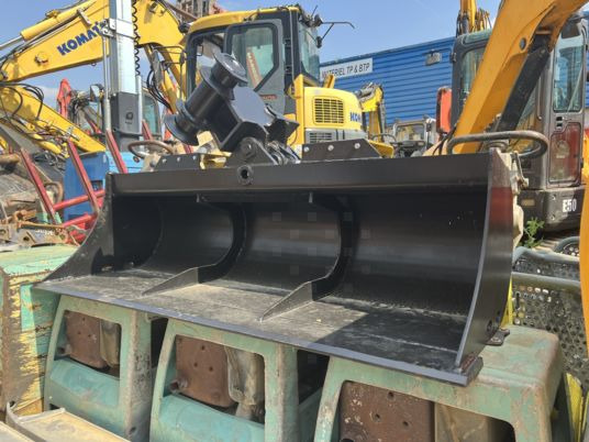 Godet de curage inclinable pour pelle 6T - 9T - Excavator bucket: picture 2 Godet de curage inclinable pour pelle 6T - 9T - Excavator bucket: picture 2