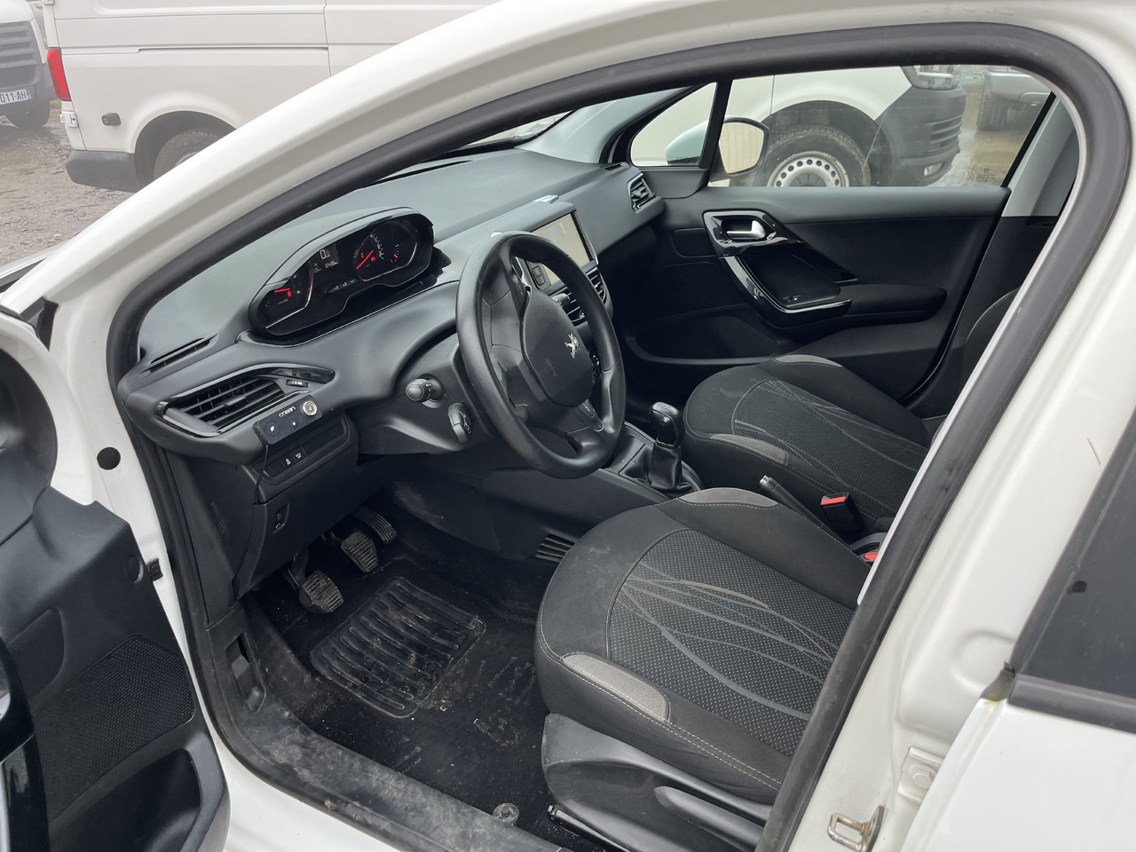 Small van Peugeot 208 1L6 hdi 100cv 2 places motricité renforcée FAM: picture 8