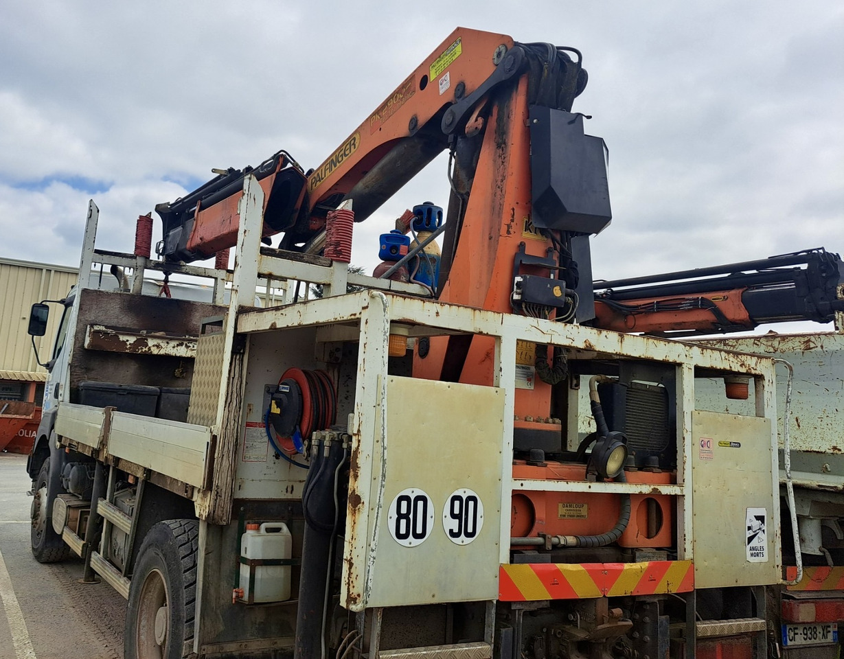 RENAULT Kerax 370dci 4x4 plateau grue Palfinger pk29002 - Dropside/ Flatbed truck, Crane truck: picture 3 RENAULT Kerax 370dci 4x4 plateau grue Palfinger pk29002 - Dropside/ Flatbed truck, Crane truck: picture 3