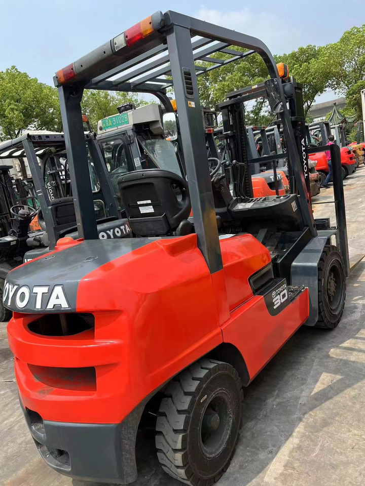 Toyota FDZN30 - Diesel forklift: picture 3 Toyota FDZN30 - Diesel forklift: picture 3