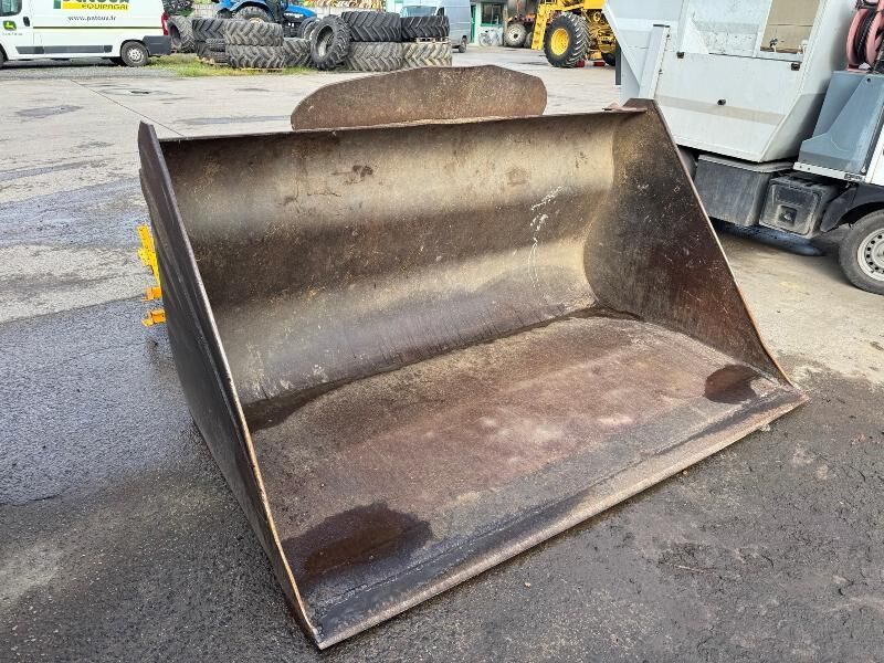 ARTISANAL 3000 LITRES - Loader bucket for Farm tractor: picture 2 ARTISANAL 3000 LITRES - Loader bucket for Farm tractor: picture 2