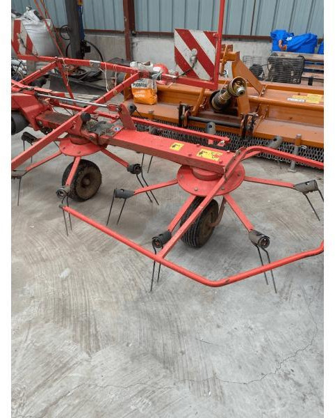 KUHN GF5202 - Tedder/ Rake: picture 1 KUHN GF5202 - Tedder/ Rake: picture 1