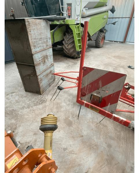 KUHN GF5202 - Tedder/ Rake: picture 3 KUHN GF5202 - Tedder/ Rake: picture 3