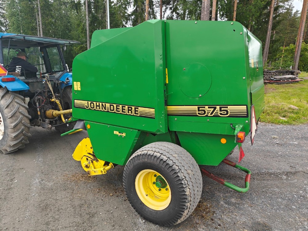 JOHN DEERE Pyöröpaalain 575 - Combine harvester: picture 2 JOHN DEERE Pyöröpaalain 575 - Combine harvester: picture 2
