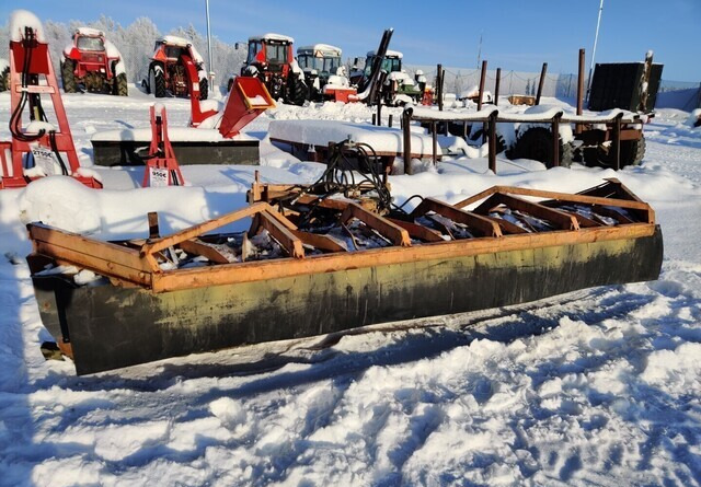 Mahlers 400cm - Volvo-kiinnike - Snow plough for Agricultural machinery: picture 1 Mahlers 400cm - Volvo-kiinnike - Snow plough for Agricultural machinery: picture 1