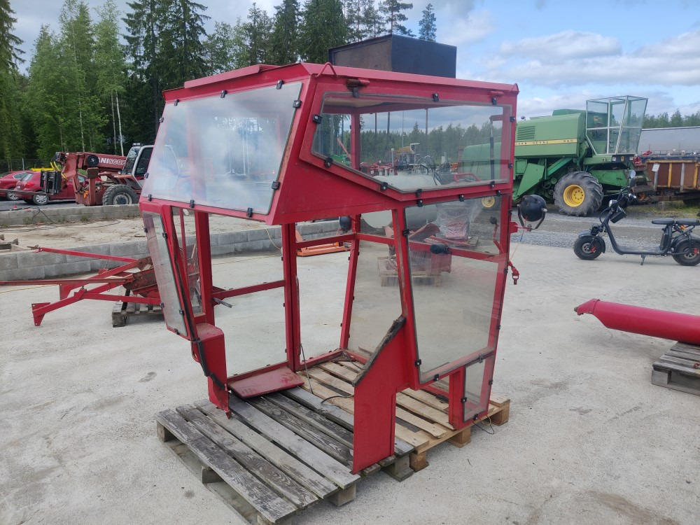 Sampo 410 leikkuupuimurin hytti, tummennetut lasit - Combine harvester: picture 4 Sampo 410 leikkuupuimurin hytti, tummennetut lasit - Combine harvester: picture 4