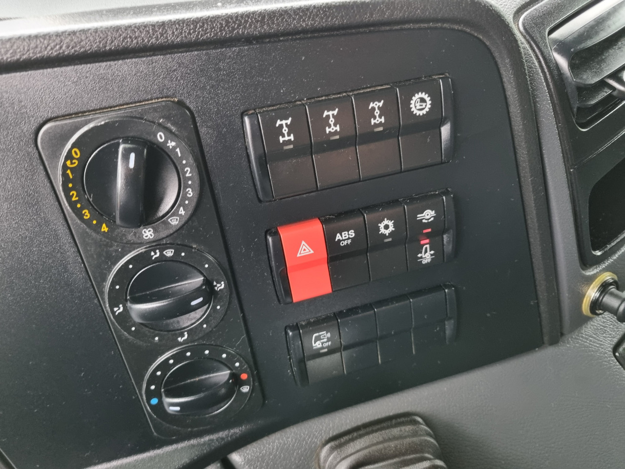 MERCEDES-BENZ ATEGO 1323 4x4 ABROLKIPPER - Hook lift truck: picture 3 MERCEDES-BENZ ATEGO 1323 4x4 ABROLKIPPER - Hook lift truck: picture 3