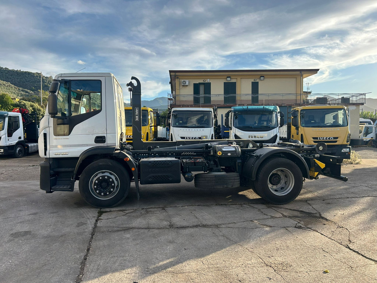 IVECO EUROCARGO 180-250 - Hook lift truck, Crane truck: picture 2 IVECO EUROCARGO 180-250 - Hook lift truck, Crane truck: picture 2