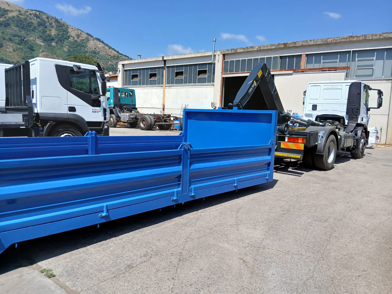 IVECO EUROCARGO 190EL25 - Hook lift truck: picture 2 IVECO EUROCARGO 190EL25 - Hook lift truck: picture 2